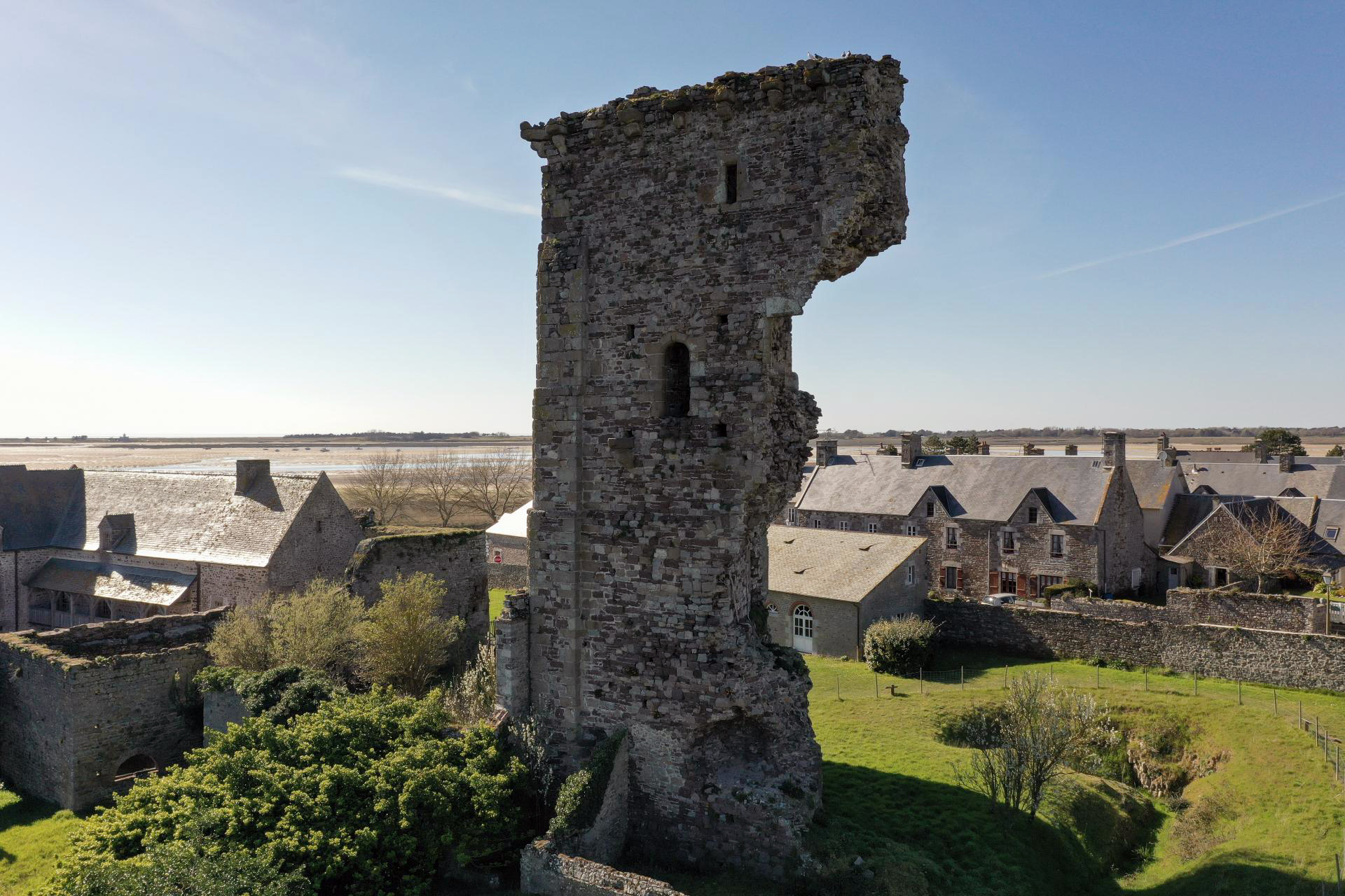 Donjon du château de Regnéville-sur-Mer, XIVe siècle.